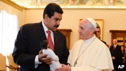 Nicolás Maduro entrega un regalo al Papa Francisco durante una visita al Vaticano en 2012. (Andreas Solaro, pool foto vía AP, Archivo)