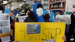 Una protesta cerca del consulado chino en Estambul exige a China cesar el trabajo forzoso de la minoría musulmana uigur, el 10 de febrero de 2021. (AP/Mehmet Guzel).