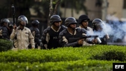 Los militares disparan contra los manifestantes durante una protesta en Venezuela.