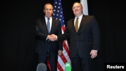 Sergei Lavrov (izq.) y Mike Pompeo (der.).