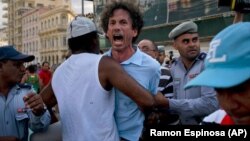 El periodista independiente Boris González Arenas es arrestado en medio de la Marcha por los derechos LGBTI en La Habana, el 11 de mayo de 2019. Foto: AP.