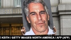 Una joven denuncia a Jeffrey Epstein el 8 de julio de 2019 frente al tribunal en Nueva York