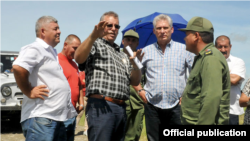 Miguel Díaz-Canel Bermúdez, Gustavo Rodríguez Rollero, ministro de la Agricultura, y el delegado de la Agricultura en Villa Clara, Héctor Torna Martínez, en Santa Clara. Foto: Ramón Barreras Valdés/ Vanguardia