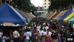  Miles de personas recorren la Feria Internacional del Libro en el campus del Miami Dade Collage.