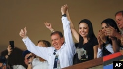 El candidato de la oposición venezolana, Edmundo González, junto a María Corina Machado durante un acto de campaña en la Universidad Central de Venezuela, el 14 de julio. (AP/Cristian Hernandez)