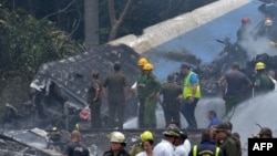 Personal de emergencia trabaja en el área del accidente aéreo ocurrido el 18 de mayo de 2018 en La Habana, Cuba. Archivo, AFP.