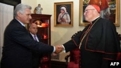 Miguel Díaz Canel saluda al cardenal Timothy Dolan, arzobispo de Nueva York, en la Catedral de San Patricio de esa ciudad estadounidense, durante su visita de 2008.