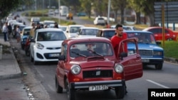 Un hombre empuja su automóvil mientras espera abastecerse de combustible en una gasolinera en La Habana, Cuba, el 9 de enero de 2024. REUTERS/Yander Zamora