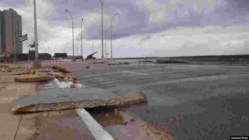 La penetración del mar levantó las aceras en varios tramos del paseo marítimo. (Foto de Manuel Guerra/ Cubanet)