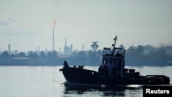 Una vista, al fondo, de la refinería Ñico López en la bahía de La Habana. (Archivo)