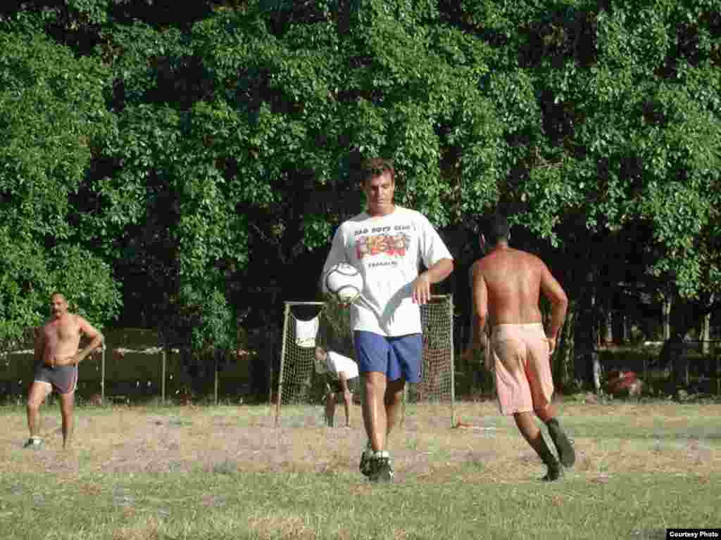 Antonio (c) y Alexis Castro (el portero) en el terreno de fútbol de Punto Cero, complejo residencial de los Castro-Soto del Valle. (Luis Domínguez)