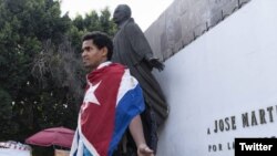 Luis Manuel Otero Alcántara en su performance "Drapeau".