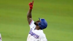 El cubano Adolis García, de los Rangers de Texas, festeja tras conectar un doblete ante los Astros de Houston. (AP Foto/Tony Gutiérrez)