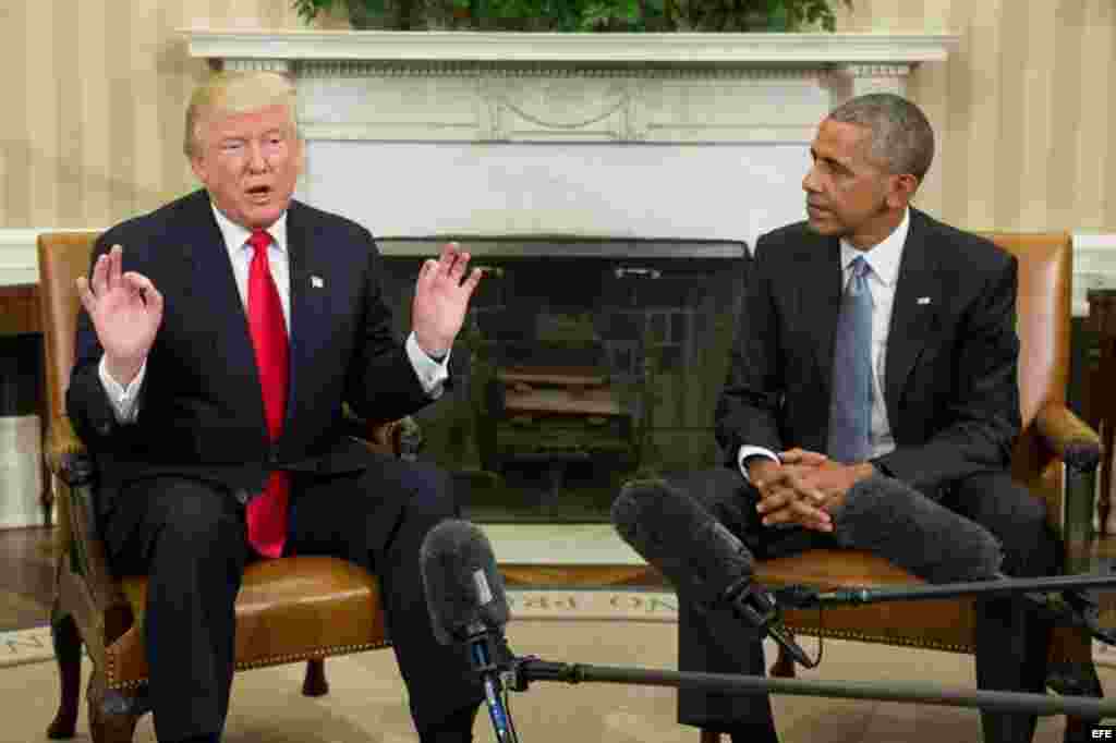 El presidente de los Estados Unidos, Barack Obama (d) junto con el presidente electo Donald Trump (i) al final de su encuentro en el despacho oval en la Casa Blanca, en Washington (Estados Unidos), hoy, 10 de noviembre de 2016. El presidente de Estados Un