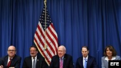 Senadores estadounidenses, Patrick Leahy (c), por el estado de Vermont; Gary Peters (2-i), por Michigan, y Ron Wyden (d), por Oregón, participan junto a los representantes Jim McGovern (i), de Massachusetts, y Susan Davis (d), de California.