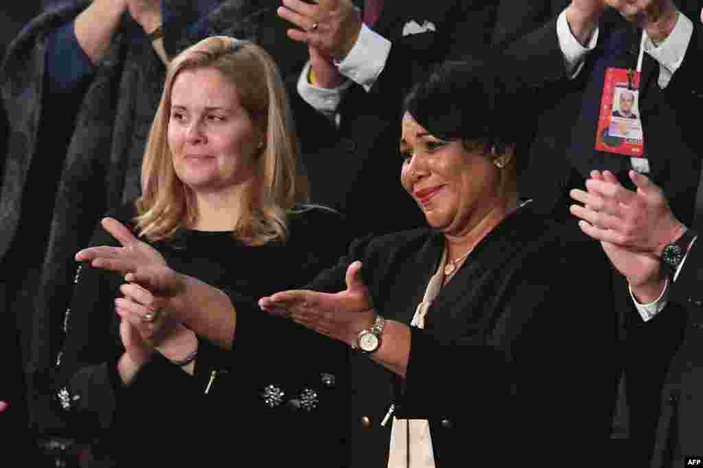 Alice Johnson, una de las invitadas especiales del presidente de los Estados Unidos, reacciona cuando el presidente la reconoce en su discurso sobre el Estado de la Unión.