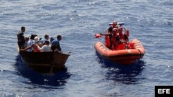 Guardia Costera de EEUU intercepta a balseros cubanos cerca de Cayo Hueso, Florida.