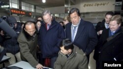 El ex gobernador de Nuevo México Bill Richardson (centro D) y el CEO de Google Eric Schmidt (centro I) en Corea del Norte. 