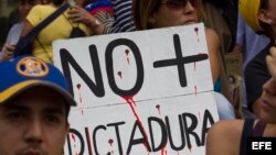 Un grupo de personas participa en una manifestación contra el Gobierno nacional, en Caracas.