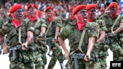 Miembros de la Fuerza Armada venezolana durante un desfile cívico militar (Archivo)