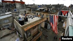 Banderas de Cuba y EEUU cuelgan en un balcón de La Habana. (REUTERS/Ivan Alvarado/Archivo)