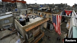 Banderas de Cuba y EEUU cuelgan en un balcón de La Habana.