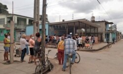 Residentes de Morón, Ciego de Ávila, hacen cola para adquirir alimentos. (Captura de imagen/Periódico Invasor)