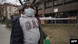 Selvin Jimenez, de 10 años de edad, usa una máscara protectora en la comunidad de New Rochelle, New York.