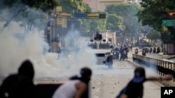 Manifestantes se enfrentan con la policía en una protesta contra los resultados electorales que declararonn la victoria del presidente, Nicolás Maduro en Venezuela. (AP/Matias Delacroix, File)