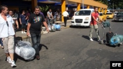 Viajeros en el Aeropuerto Internacional José Martí 