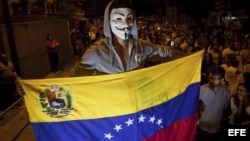 Un hombre con la máscara de Anonymous durante las protestas en Caracas en 2015. (Archivo)