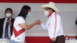 Los candidatos a la presidencia de Perú, Keiko Fujimori, izquierda, y Pedro Castillo se saludan al final del debate presidencial, en Chota, Perú, el 1 de mayo de 2021. (AP Foto/Francisco Vigo)