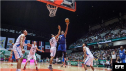 El jugador de México Adam Parada (c izq.) marca a Javier Justiz (c der.) de Cuba, durante la semifinal del Centrobasket 2014 que se desarrolla en la ciudad de Tepic, estado mexicano de Nayarit.