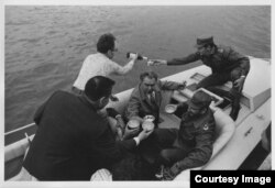 Raúl Castro levanta copa con Brezhnev y su hermano en un yate en La Habana. Enero 1975.