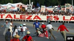 Daniel Llorente es detenido cuando desfila con bandera de EEUU por la Plaza José Martí