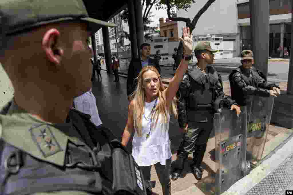 Activistas de derechos humanos brindan ayuda solidaria a dos ancianos necesitados en la zona de El Guayabo en Pinar del Río