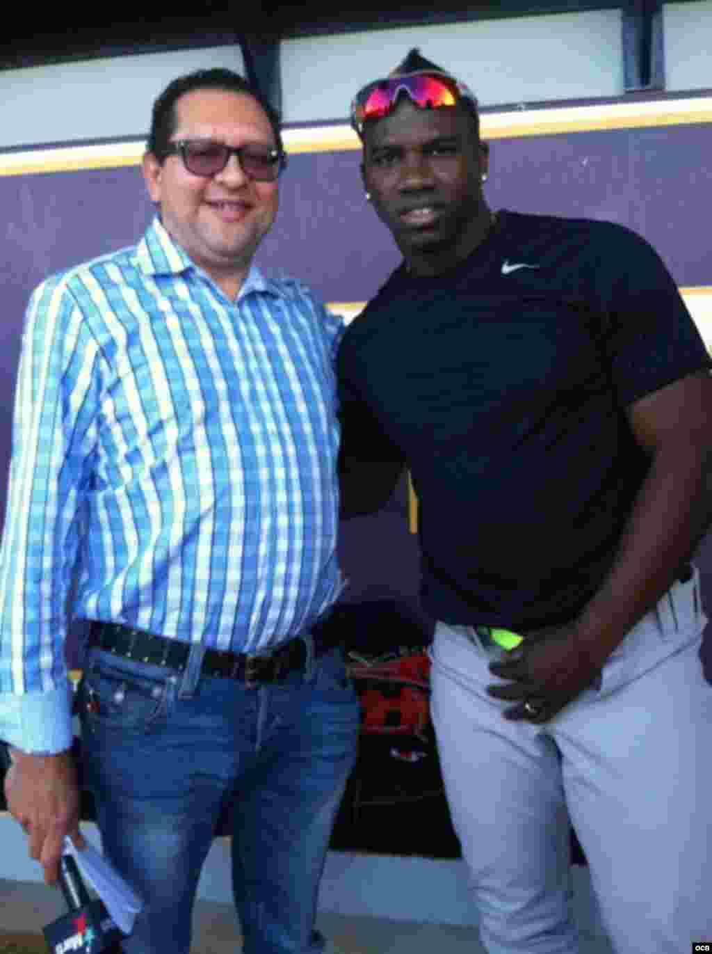 Rusney Castillo (d), el pelotero cubano mejor pagado en toda la historia de las Grandes Ligas y Edemio Navas, en la FIU, Miami, durante el Juego de las Estrellas Cubanas.