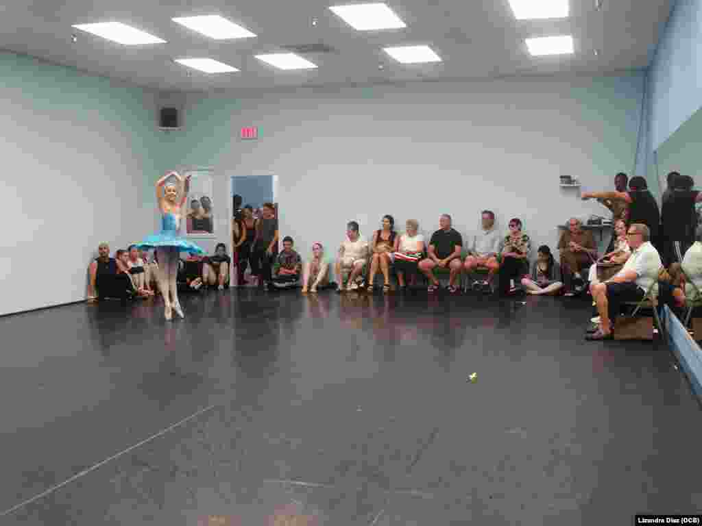 Grupo de bailarines cubanos entrenando en la Academia de Ballet de Sarasota