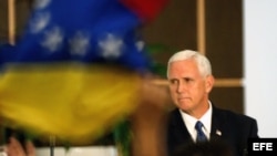 Pence habla a la comunidad venezolana en la iglesia Nuestra Señora de Guadalupe, en Doral, sur de Florida.