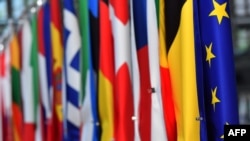 Banderas de países europeos junto a la bandera de la UE en Bruselas.