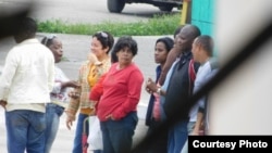 Agentes de Seguridad del Estado y civiles de las Brigadas de Respuesta Rápida vigilan la sede de las Damas de Blanco en La Habana, el 6 de enero de 2016. Fotos cortesía de Ángel Moya Acosta.