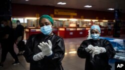 Empleados de Salud en el Aeropuerto Internacional José Martí. AP Photo/Ramon Espinosa