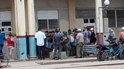 Cola del pan en Güira de Melena. Las aglomeraciones de personas son frecuentes en las tiendas debido a la escasa distribución de productos. (Foto: Jorge Bello)