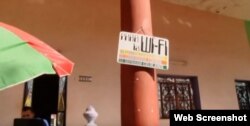 Un cartel improvisado anuncia la existencia de servicio de WiFi.