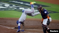 Adolis García (53), jardinero derecho de los Rangers de Texas, reacciona a un lanzamiento en la segunda entrada contra los Astros de Houston (Foto de Tony Taormina-USA TODAY Sports)