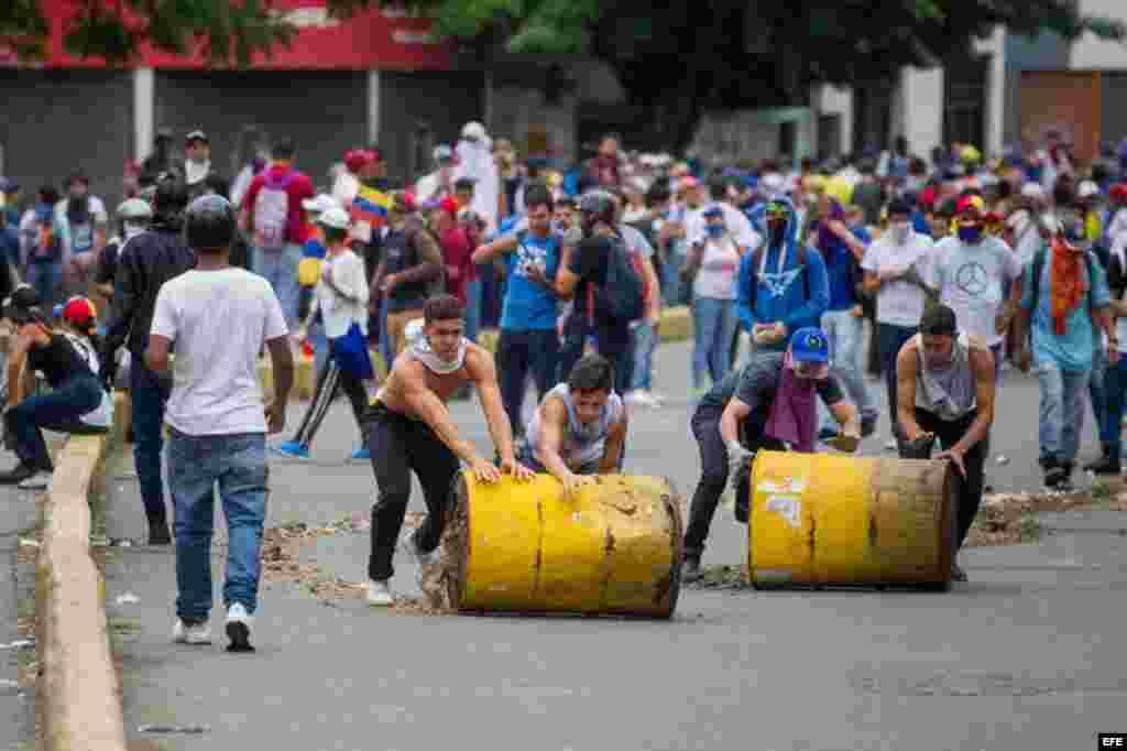 Manifestantes participan de una protesta en contra del Gobierno venezolano.