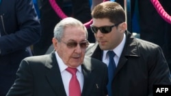 Raul Castro y su nieto y guardaespaldas Raúl Guillermo en Moscú. AFP PHOTO / POOL / ALEXANDER ZEMLIANICHENKO