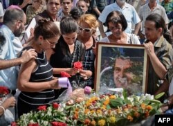 Los familiares de Oswaldo Payá en el Cementerio de Colón, en La Habana, el 24 de julio de 2012. ADALBERTO ROQUE / AFP