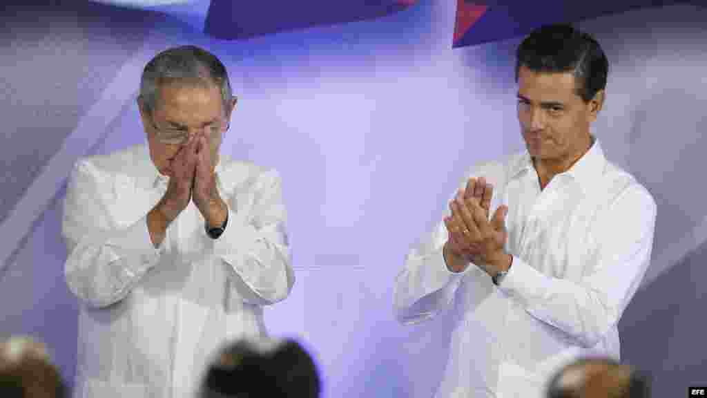 El presidente de México Enrique Peña Nieto y el gobernante cubano Raúl Castro (d-i), durante una rueda de prensa conjunta en Palacio de Gobierno del estado de Yucatán.