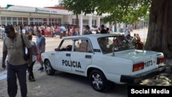 Una cola para comprar pollo una barriada de Marianao, La Habana. (Facebook).